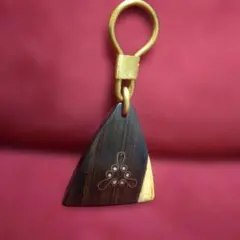 万博コモンズ館 マリ 一点物木製三角形キーリング