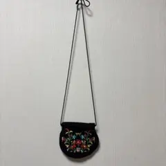 ハンドメイド 花柄刺繍の黒いショルダーバッグ ポシェット