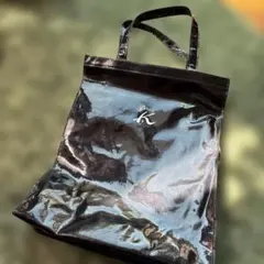 黒のラッカー仕上げトートバッグ