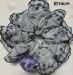 ハンドメイド ♡シュシュ ダブルフリル 白に紺色×水色の小花刺しゅう入りチュール