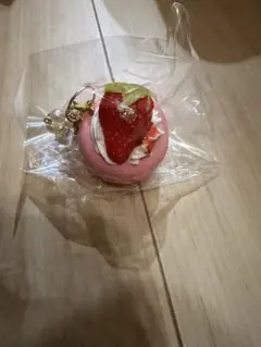 いちごのマカロン フェイクスイーツ キーホルダー ハンドメイド - メルカリ