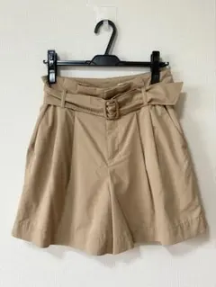 美品 組曲 ベージュ ベルト付き 秋冬ショートパンツ 短パン M 綺麗め