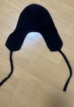 ブラック耳あて付きニット帽