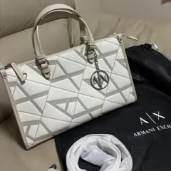 Armani Exchange オールオーバーマキシロゴハンドバッグ　ホワイト