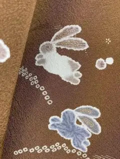 秋色栗色茶色系 芝草に可愛い兎さん 9月からの単衣着物 美品正絹縮緬 飛び柄小紋