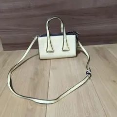 ZARA ショルダーバック　ハンドバッグ　オフホワイト　エナメルのサムネイル