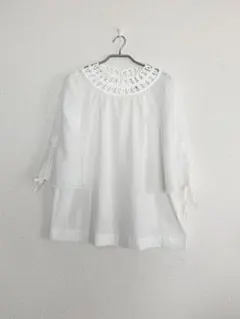 【美品】ビーニート　BE NEAT トップス　ブラウス　シャツ　カットワークのサムネイル