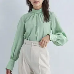 green label relaxing シアー ハイネック ブラウス