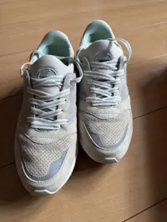 KARHU スニーカー ライトグレー 箱無しのサムネイル