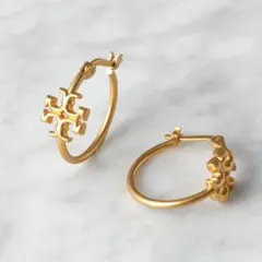 トリーバーチ　フープピアス　やや大きめ　ロゴ&ゴールド色