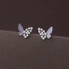 蝶の形状の紫とクリスタルのピアス