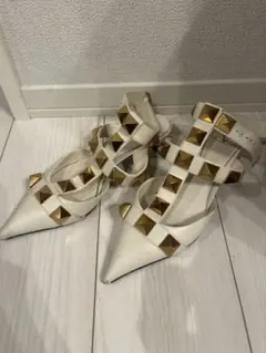 ヴァレンティノ　ホワイト スタッズ付き ローヒールパンプスのサムネイル