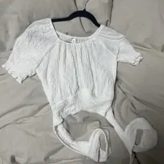フリル付きホワイトクロップドトップス