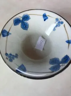 青い葉とブドウの模様の茶碗