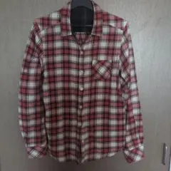 赤と白のチェック柄長袖シャツ