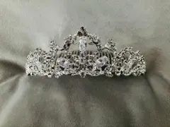 クリスタル装飾のシルバー ティアラ