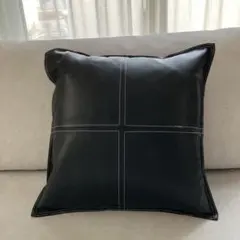 黒い合成皮革クッション
