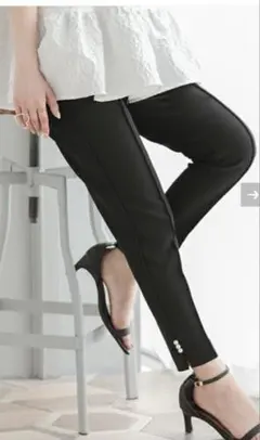 黒 テーパードパンツ　パール付き　フィットモア