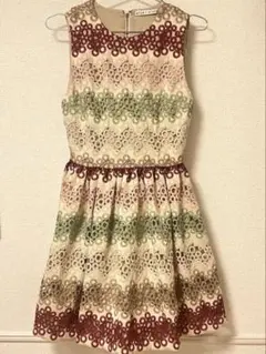アリス➕オリビア　レース刺繍ベージュドレス