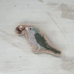 小鳥と小枝　ビーズ・刺繍ブローチ　インコB