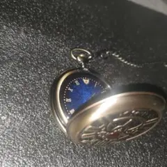 青い文字盤の装飾的な懐中時計