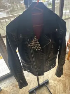 スタッズ付き黒レザーライダースジャケット