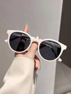 ホワイトラウンド型サングラス ブラックレンズ　2個