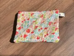 【ハンドメイド】いちご・花柄 キルトポーチ 小物入れ フラットポーチ