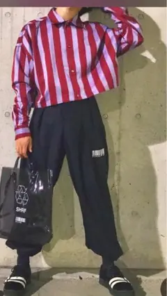 赤 シャツ