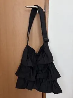 ローリーズファーム フリル付きブラックショルダーバッグ