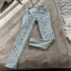 スカーラレースパネル付きグレーのヨガパンツ