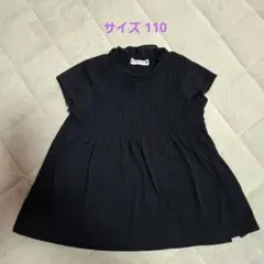 黒いフリル付きTシャツ