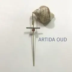 ARTIDA OUD イヤーカフ　ピアス　クロス　アルティーダウード　サファイアのサムネイル