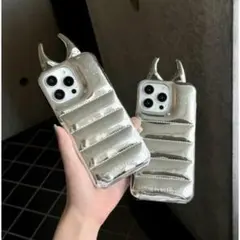【大人気】iPhoneケース16promax ダウンジャケット シルバー デビル