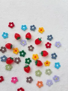いちご型チャームと花パーツセット