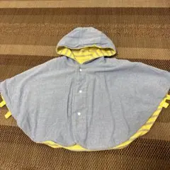 フード付きグレーとイエローのポンチョ