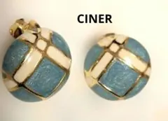 ヴィンテージ CINER ライトブルーとホワイト 格子模様 丸型イヤリングのサムネイル