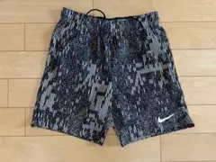 NIKE ハーフパンツ ショートパンツ ブラック ホワイト 総柄のサムネイル