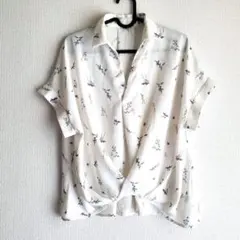 花柄のトップス　earth music&ecology　ホワイト