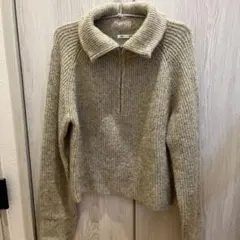 GUベージュ ジッパー付きハイネックセーター
