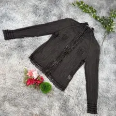 ✨aplicard✨サイズ2(M) フリル付きダークグレー長袖シャツ