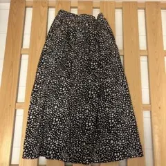 黒と白のドット柄フレアスカート
