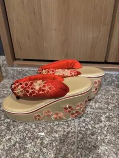 赤花柄刺繍草履 厚底