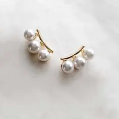 3連パールピアス