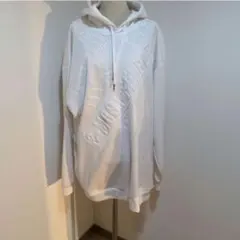 ホワイト エンボスロゴ パーカー