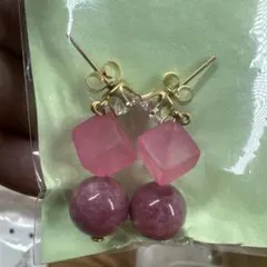 ピンクの宝石風ピアス