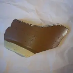 陶器の破片 茶色と白のリブ模様(247番)