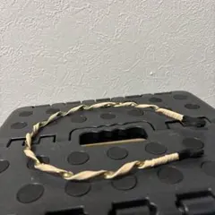 ベージュ ツイストヘアバンド 黒い房付き