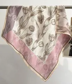 華やかなデザインのスカーフ