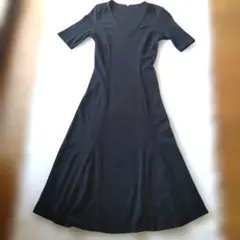 RALPH LAUREN 黒いVネックフレアワンピース（白い襟付き）